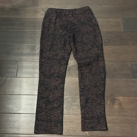 Melanie Lyne pull on skinny dress pants, floral size 4 Madison, maroon black - Picture 5 of 5